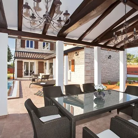 Istrian Lux 103 فيلة